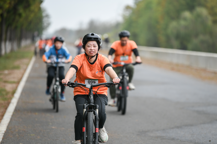 2022“兴业银行杯”上海城市业余大赛第五届上海（崇明）休闲体育大会暨“上海蟹港”欢乐骑跑赛开赛啦！