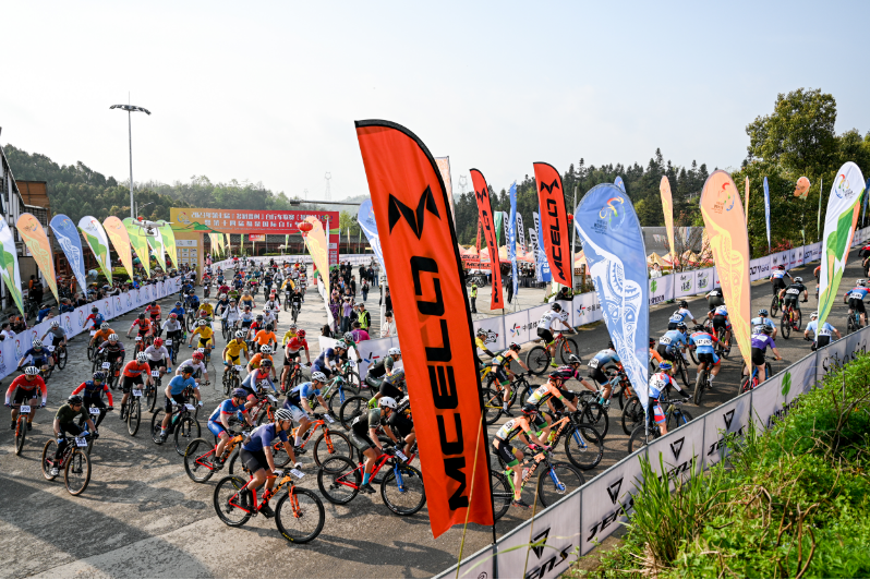 万亩梨园里的运动风景线！第七届“多彩贵州”自行车联赛（福泉站）山地越野赛激情开赛