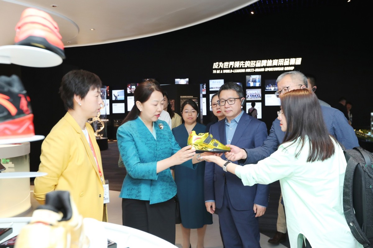 北京服装学院一行参观安踏博物馆